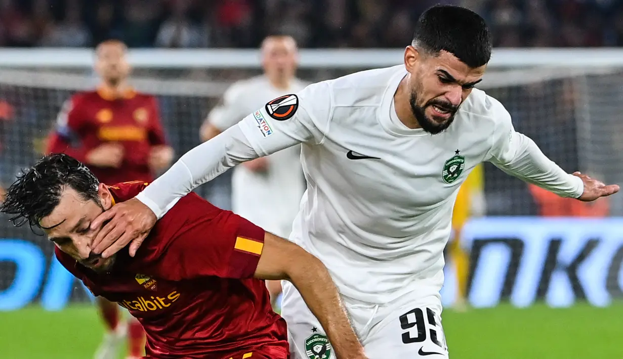 Bek AS Roma Uruguay Matias Vina berebut bola dengan gelandang Ludogorets, Razgrad Cauly Oliveira Souza pada Matchday 6 Grup C Liga Eropa 2022-2023 di Olimpico, Jumat (4/10/2022) dini hari WIB. Berkat hasil ini, Roma berhak mengakhiri penyisihan sebagai runner-up Grup dengan poin 9. (Alberto PIZZOLI / AFP)
