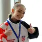 Karateka putri dari Kroatia mengacungkan jempol saat akan masuk ke areal pertandingan World Junior, Cadet and U-21 Championship 2015 di ICE Serpong, Banten, Kamis (12/11). 1425 peserta dari 91 negara berlaga di ajang ini. (Liputan6.com/Helmi Fithriansyah)