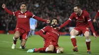 Penyerang Liverpool, Mohamed Salah, melakukan selebrasi usai mencetak gol ke gawang Manchester City pada laga leg pertama perempat final Liga Champions di Stadion Anfield, Rabu (4/4/2018). Liverpool menang 3-0 atas Manchester City. (AP/Peter Byrne)
