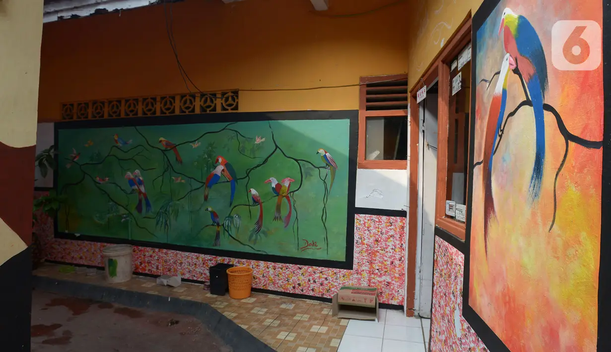Mural menghiasi tembok rumah warga RT 02/RW 07 Kampung Warna-warni, Kelurahan Pengadegan, Jakarta Selatan, Selasa (10/12/2019). Mural di kampung ini dibuat dari dana swadaya warga setempat. (merdeka.com/Imam Buhori)
