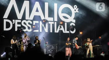 Grup musik Maliq & D'Essentials tampil pada hari kedua We The Fest 2023 di GBK Sports Complex, Senayan, Jakarta, Sabtu (22/7/2023). Maliq & D'Essentials tampil memukau dengan membawakan sejumlah lagu hits mereka seperti Terdiam. (Liputan6.com/Johan Tallo)