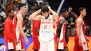 Pebasket Spanyol, Alex Abrines, tampak kecewa setelah ditaklukkan Kanada pada laga FIBA World Cup 2023 di Indonesia Arena, Minggu (3/9/2023). Kanada menang dengan skor 88-85. (Bola.com/M Iqbal Ichsan)