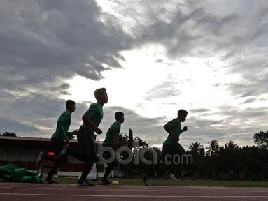 Para pemain Timnas U-19 saat berlatih ketahanan fisik di Stadion Atang Sutresna Kopasus, Cijantung, Kamis (06/04/2017). Latihan ini bagian dari seleksi tim persiapan Piala AFF U-18 di Myanmar. (Bola.com/Nicklas Hanoatubun)