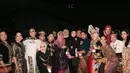 Terlihat juga Annisa Pohan dan Loemongga Haoemasan yang mengenakan tunik batik. Sementara anggota lainnya mengenakan busana sentuhan adat Dayak. [@rezaartameviaofficial].