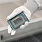 Seorang teknisi manufaktur Intel memegang chip Clearwater Forest di dalam ruang bersih Fab 52 Intel yang baru di Chandler, Arizona. Credit: Intel Corporation