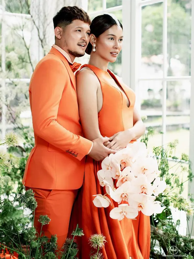6 Gaya Pemotretan Bunga Jelitha dan Syamsir Alam Rayakan Anniversary, Tampil Menawan