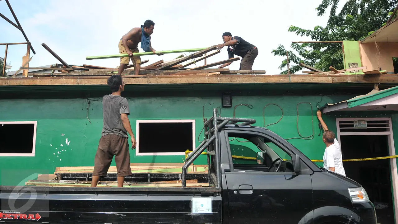 20160223-Sebelum Eksekusi, Warga Kalijodo Mulai Bongkar Bangunannya Sendiri