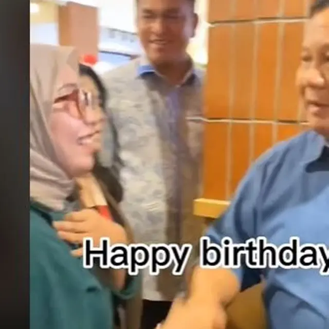 Momen Langka Menteri Pertahanan Nyanyikan Lagu Selamat Ulang Tahun untuk Wartawan