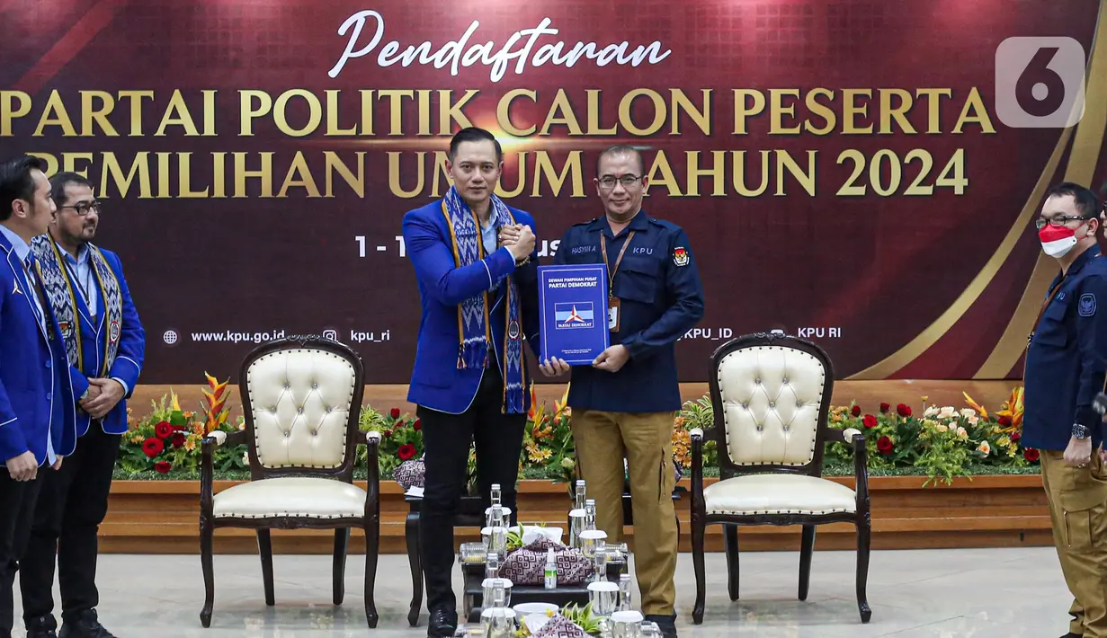 Ketua Komisi Pemilihan Umum (KPU) Hasyim Asy'ari (tengah kanan) menerima berkas pendaftaran yang diajukan Ketua Umum Partai Demokrat Agus Harimurti Yudhoyono atau AHY (tengah kiri) saat pendaftaran Partai Politik Calon Peserta Pemilu Tahun 2024 hari kelima di Kantor KPU, Jakarta, Jumat (5/8/2022). Demokrat menjadi partai politik ke-12 yang mendaftarkan diri untuk calon peserta Pemilu tahun 2024. (Liputan6.com/Faizal Fanani)