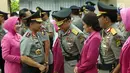 Kapolri Jenderal Tito Karnavian berbincang dengan Irjen Mochamad Iriawan seusai acara serah terima jabatan (sertijab) di Rupatama Mabes Polri, Rabu (26/7). Jabatan Kapolda Metro Jaya resmi berpindah ke Irjen Idham Azis. (Liputan6.com/Faizal Fanani)