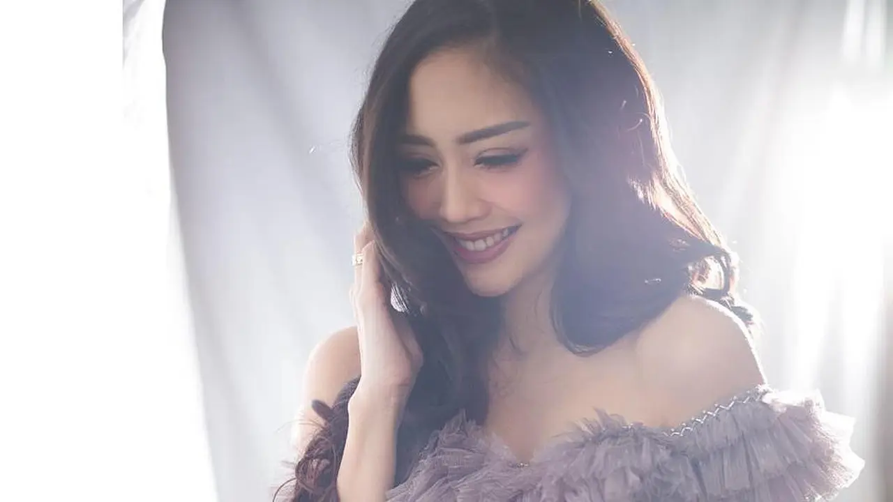 [Bintang] Memesona, Ini 8 Foto Ririn Dwi Aryanti Saat Hamil Anak Ketiga