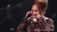 Adele menangis berlinang air mata saat konser di New York, Amerika Serikat. (NBC)