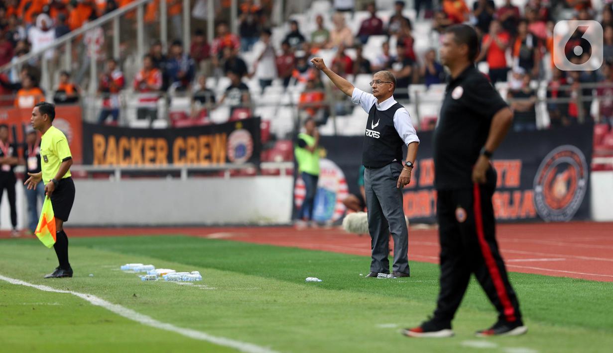 Pelatih Borneo FC, Edson Araujo Tavares (tengah) memberi arahan pada timnya saat melawan Persija pada laga pekan pertama Shopee Liga 1 Indonesia 2020 di Stadion Gelora Bung Karno, Jakarta, Minggu (1/3/2020). Persija unggul 3-2. (Liputan6.com/Helmi Fithriansyah)