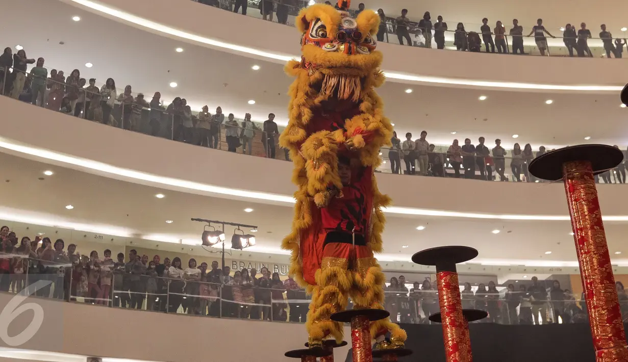 Barongsai Tonggak melakukan atraksi di depan pengunjung Senayan City, Jakarta, Sabtu (28/01). Atraksi barongsai ini disuguhkan dalam rangka merayakan Tahun Baru Imlek 2568. (Liputan6.com/Fery Pradolo)