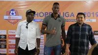 Amido Balde (tengah) diperkenalkan sebagai pemain baru PSM Makassar di Stadion Andi Mattalatta Mattoangin, Sabtu (31/8/2019). (Bola.com/Abdi Satria)