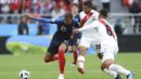 Striker Prancis, Kylian Mbappe, menggiring bola saat melawan Peru pada laga grup C Piala Dunia di Yekaterinburg Arena, Yekaterinburg, Kamis (21/6/2018). Dirinya menjadi pencetak gol termuda Prancis di turnamen bergengsi. (AP/David Vincent)