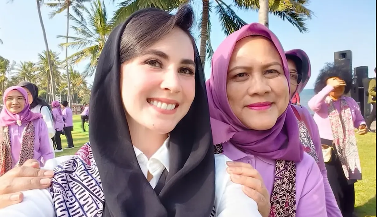 Ketua Tim Penggerak (TP) PKK Provinsi Jawa Timur, Arumi Bachsin mendampingi Ibu Negara Iriana Joko Widodo dan Ibu Wury Ma'ruf Amin saat kunjungan kerja ke Banyuwangi. Dalam acara tersebut juga melakukan aksi bersih sampah dan juga pelepasan 500 ekor tukik. [Youtube/Arumi Bachsin]