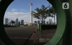 Langit biru menghiasi kawasan Monumen Nasional, Jakarta, Kamis (18/2/2021). Jika cuaca cerah, kawasan Monumen Nasional, Jakarta seringkali dihiasi langit yang membiru. (Liputan6.com/Helmi Fithriansyah)
