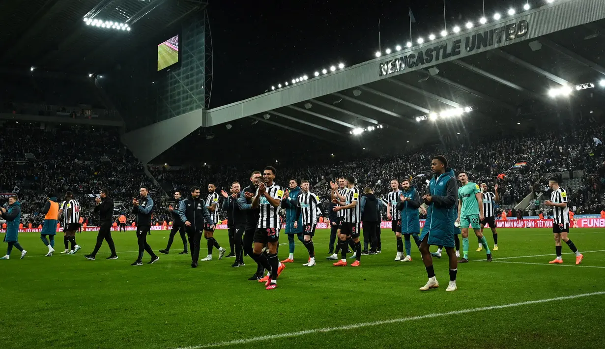 Pemain Newcastle melakukan penghormatan kepada fans setelah mengalahkan Southampton pada laga semifinal Carabao Cup 2022/2023 yang berlangsung di St James Park, Rabu (1/2/2023) WIB. The Magpies berhasil menang dengan skor 2-1. (AFP/Paul Ellis)