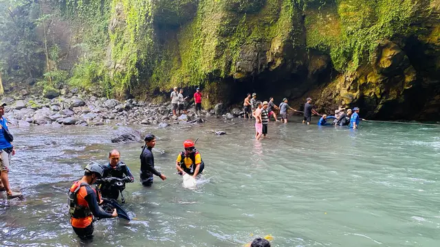 Tim SAR gabungan evakuasi wisatawan asal Sleman, Yogyakarta dari dasar air terjun Tembok Barak Bali.