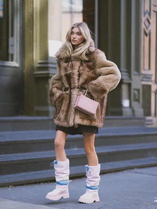 Model Victoria’s Secret, Elsa Hosk pilih outfit tema winter untuk Coach Fall 22 dengan memadukan fur brown coat dan knee boots. (Instagram/hoskelsa).
