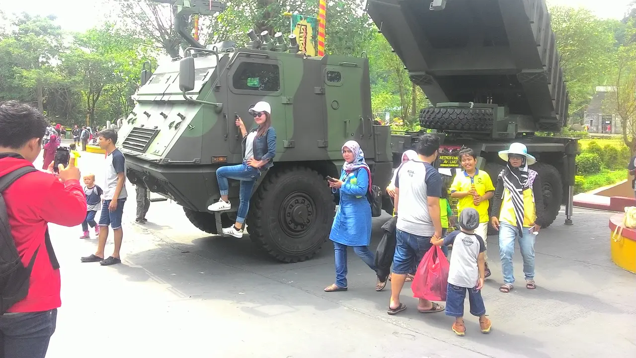 Warga Berpose dalam pameran Alutsista di JungleLand Bogor (Liputan6.com/Achmad Sudarno)