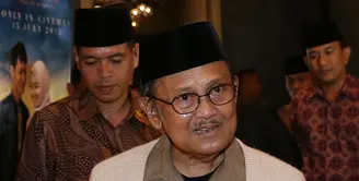 Mantan presiden Republik Indonesia, BJ Habibie, juga menaruh minat pada film 'Surga yang Tak Dirindukan' seperti penonton tanah air lainnya. (Galih W. Satria/Bintang.com)