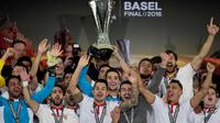 Para pemain Sevilla saat mengangkat trofi Liga Europa 2015-16, di St Jakob-Park, Basel, Rabu atau Kamis (19/5/2016) dini hari WIB. Sevila keluar sebagai juara setelah mengalahkan Liverpool 3-1. (AFP/Javier Soriano). 