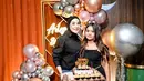 Di pesta ulang tahunnya, Arlova kembali kompak dengan sang ibunda dengan pakaian serba hitam. Arlova mengenakan mini dress sleeves warna hitam. [@erintaulany]