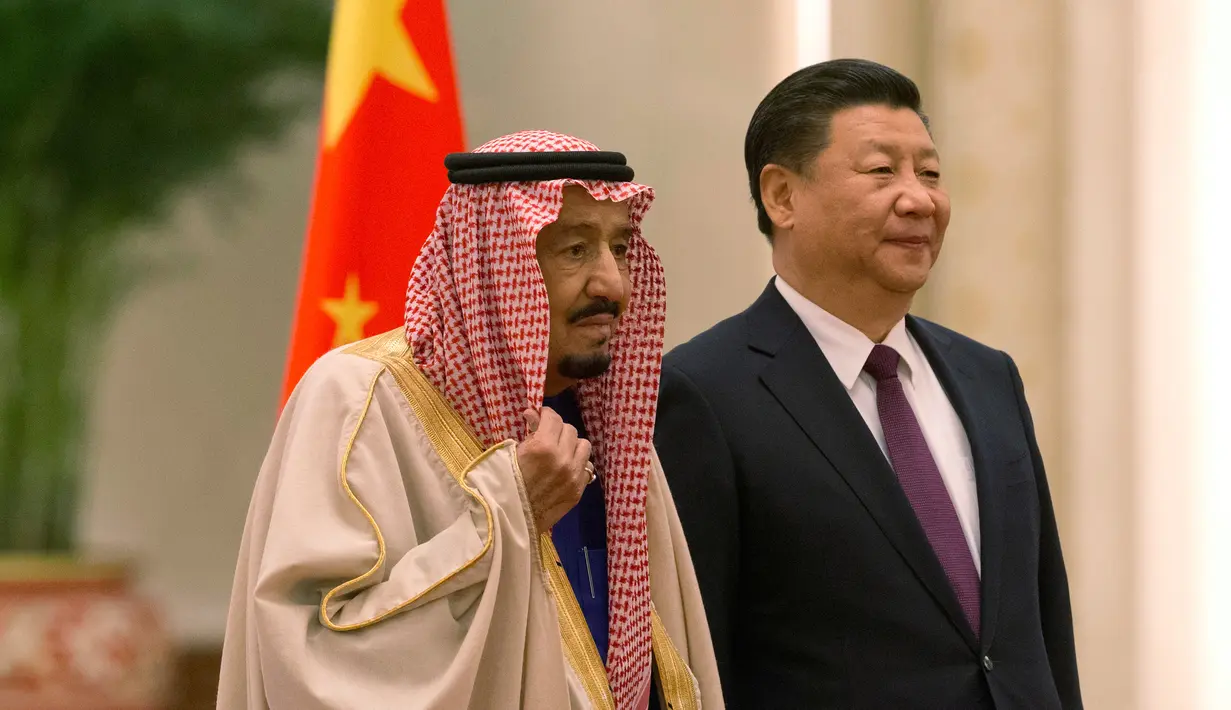 Ekspresi Raja Arab Saudi Salman bin Abdulaziz al-Saud dan Presiden China Xi Jinping saat mengikuti upacara penyambutan di Beijing, China (16/3). (AP Photo / Ng Han Guan)