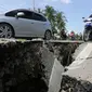 Kondisi jalan yang rusak usai gempa bumi di Meuredu, Pidie Jaya Aceh, Rabu (7/11). Selain meruntuhkan bangunan, gempa bumi berkuatan 6,4 SR ini telah menelan banyak korban jiwa. (Antara Foto / Irwansyah Putra / via REUTERS)