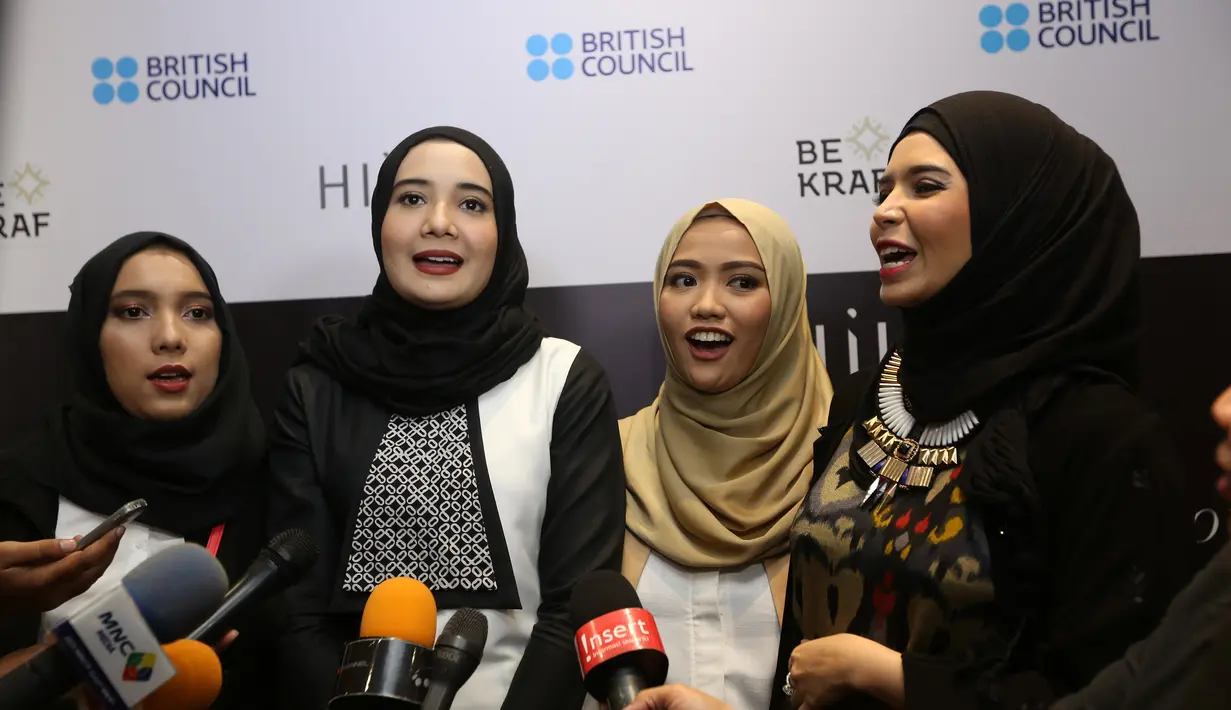 "Karena di sana showcase ada dua baju. Aku pakai batik dodotan yang dipakai hijaber. Dibuat Young seperti karaktrer yang super dan struktural. Walau baru di sini, aku terus mengembangkan," aku Zaskia. (Nurwahyunan/Bintang.com)