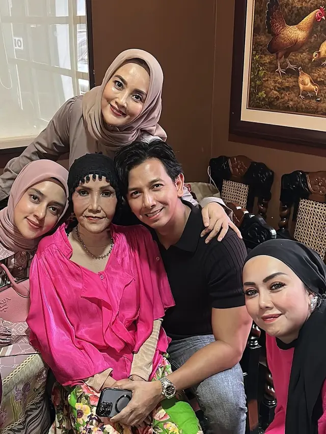 6 Potret Kenangan Elma Theana dan Sonny Septian dengan Ibunda Semasa Hidup