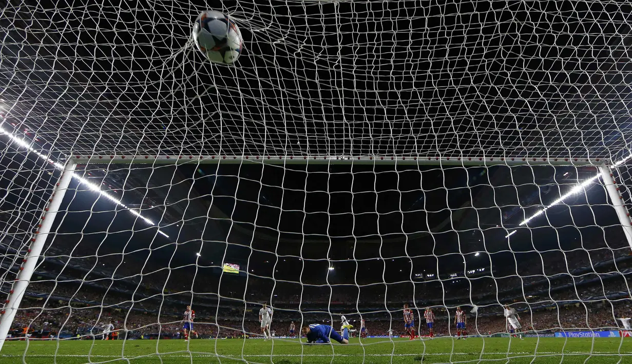 Pemain pengganti Marcelo menambah keunggulan Madrid di menit 118 berkat tendangan keras kaki kiri dari luar kotak penalti, Estadio da Luz, Lisbon, Portugal, Minggu (25/5/2014) dinihari WIB (REUTERS/KAI PFAFFENBACH) 