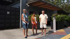 Turis Prancis, Jean Marc Pareja dan istrinya, Pascale (tengah) serta temannya Joelle Girey berada di sebuah hotel di Jakarta, Kamis (4/10). Mereka tengah melakukan perjalanan di Sulawesi ketika gempa dan tsunami melanda Palu. (AFP/Dewi Nurcahyani)