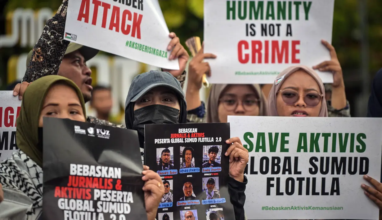Para aktivis menggelar unjuk rasa menentang pencegatan kapal-kapal yang berpartisipasi dalam armada Global Sumud Flotilla (GSF), sebuah misi bantuan kemanusiaan ke Gaza melalui jalur laut, di Surabaya, Jawa Timur pada Kamis 21 Mei 2026. (JUNI KRISWANTO/AFP)