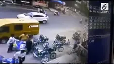 Petugas keamanan langsung melepaskan tembakkan saat terjadi perampokan oleh dua orang pria di Gujarat, India. Para pria tersebut merampok uang ratusan juta dari petugas mesin ATM.
