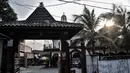 Tampak dari depan gerbang utama masjid berbentuk limas khas Jawa di Masjid Jami Al Alam, Cilincing, Jakarta, Kamis (22/4/2021). Masjid ini berada di tengah perkampungan nelayan. (merdeka.com/Iqbal S.Nugroho)