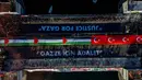Foto udara menunjukkan ribuan orang yang berdemonstrasi menunjukkan solidaritas mereka dengan rakyat Palestina di tengah perang yang sedang berlangsung antara Israel dan kelompok Hamas di wilayah Gaza, di Jembatan Galata, Istanbul, Turki pada 1 Januari 2026. Ratusan ribu orang berkumpul di Jembatan Galata, Istanbul, Turki, melakukan aksi solidaritas besar-besaran bagi rakyat Palestina di Gaza. (Yasin AKGUL/AFP)