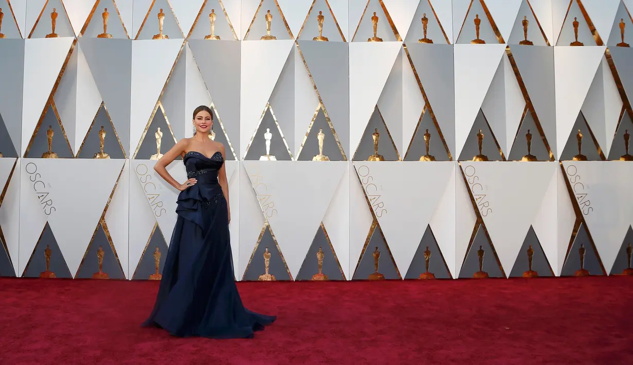 Aktris Sofia Vergara berpose pada red carpet Oscar 2016 di Hollywood, California, Minggu (28/2). Sofia tampil cukup klasik dalam balutan gaun strapless biru gelap yang dihiasi kristal. (REUTERS/Lucy Nicholson)