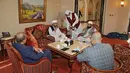 Mantan utusan Taliban untuk Arab Saudi Shahabuddin Delawar (tengah) menyeruput kopi sebelum pertemuan dengan diplomat asing di Doha, Qatar, Selasa (12/10/2021). Taliban mengadakan pembicaraan dengan utusan Uni Eropa dan AS untuk mencari dukungan internasional. (KARIM JAAFAR/AFP)