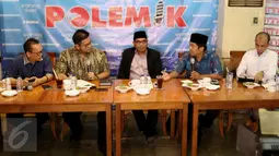 Direktur Lingkar Madani Indonesia, Ray Rangkuti (kedua kanan) menjadi pembicara diskusi 'Kontestasi Pilkada DKI' di Jakarta, Sabtu (12/3). Ray menilai bahwa apa yang dilakukan Ahok dengan mengandalkan dukungan rakyat tepat. (Liputan6.com/Gempur M Surya)