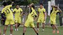 Pemain Mitra Kukar melakukan latihan jelang laga Liga 1 di Lapangan ABC, Senayan, Jakarta, Sabtu (08/12). Mitra Kukar akan berhadapan dengan Persija Jakarta. (Bola.com/M Iqbal Ichsan)