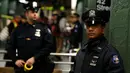 Petugas NYPD berjaga di lokasi tewasnya seorang perempuan di stasiun Time Square, New York, Senin (7/11). Perempuan malang itu tewas setelah didorong ke jalur subway ketika kereta nomor 1 sedang memasuki stasiun. (REUTERS/Brendan McDermid)