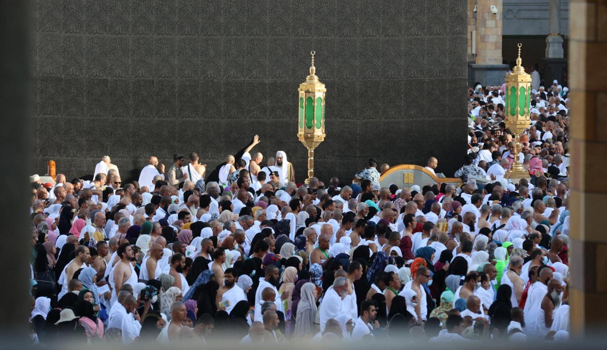 Para jemaah berdoa di depan Kabah di Masjidil Haram di kota suci Mekkah pada 21 Maret 2023. (AFP/Abdel Ghani)