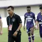 Pelatih Persita Tangerang, Widodo Cahyono Putro, saat melawan PSM Makassar pada laga Shopee Liga 1 di Stadion Sport Center Tangerang, Jumat, (6/3/2020). Kedua tim bermain imbang 1-1. (Bola.com/M Iqbal Ichsan)