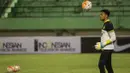 Kiper Malaysia, Khairul Azhan Khalid, mempersiapkan diri untuk tampil pada laga ujicoba melawan Indonesia. (Bola.com/Vitalis Yogi Trisna)