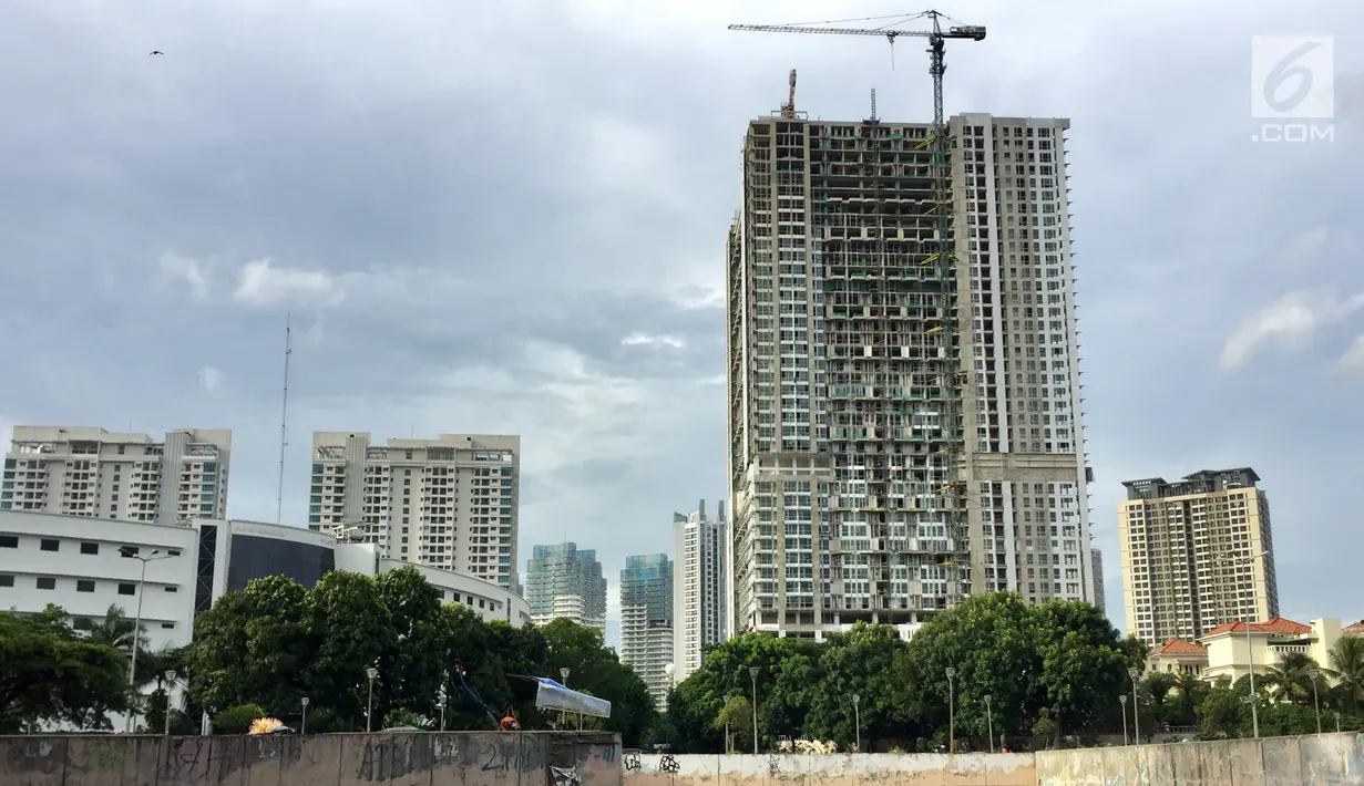 Proses pembangunan gedung apartemen di kawasan Kemayoran, Jakarta, Jumat (19/1). (Liputan6.com/Immanuel Antonius)
