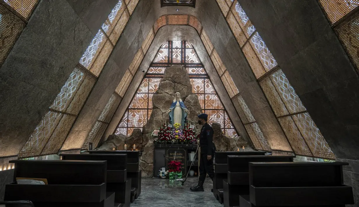Polisi antiteror melakukan pemeriksaan keamanan di sebuah gereja di Surabaya, Jawa Timur, Sabtu (24/12/2022). Pengamanan dilakukan di sejumlah gereja di berbagai wilayah guna menciptakan rasa aman dan khidmat bagi warga yang akan melangsungkan ibadah malam Natal. (JUNI KRISWANTO/AFP)