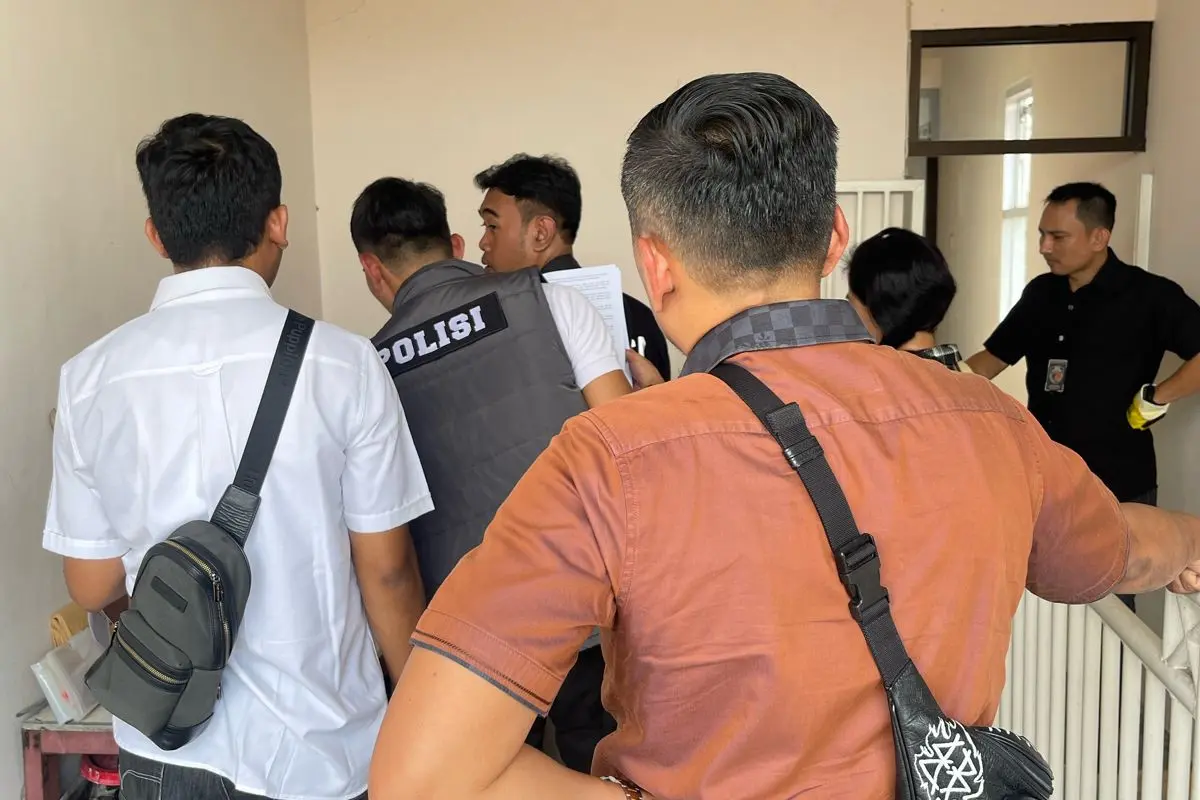 Olah TKP kasus pembunuhan wanita tunasusila dilakukan di sebuah rumah kos Jalan Perjuangan, Bekasi, Jawa Barat pada Selasa (23/4/2024) kemarin. (Liputan6.com/Ady Anugrahadi)